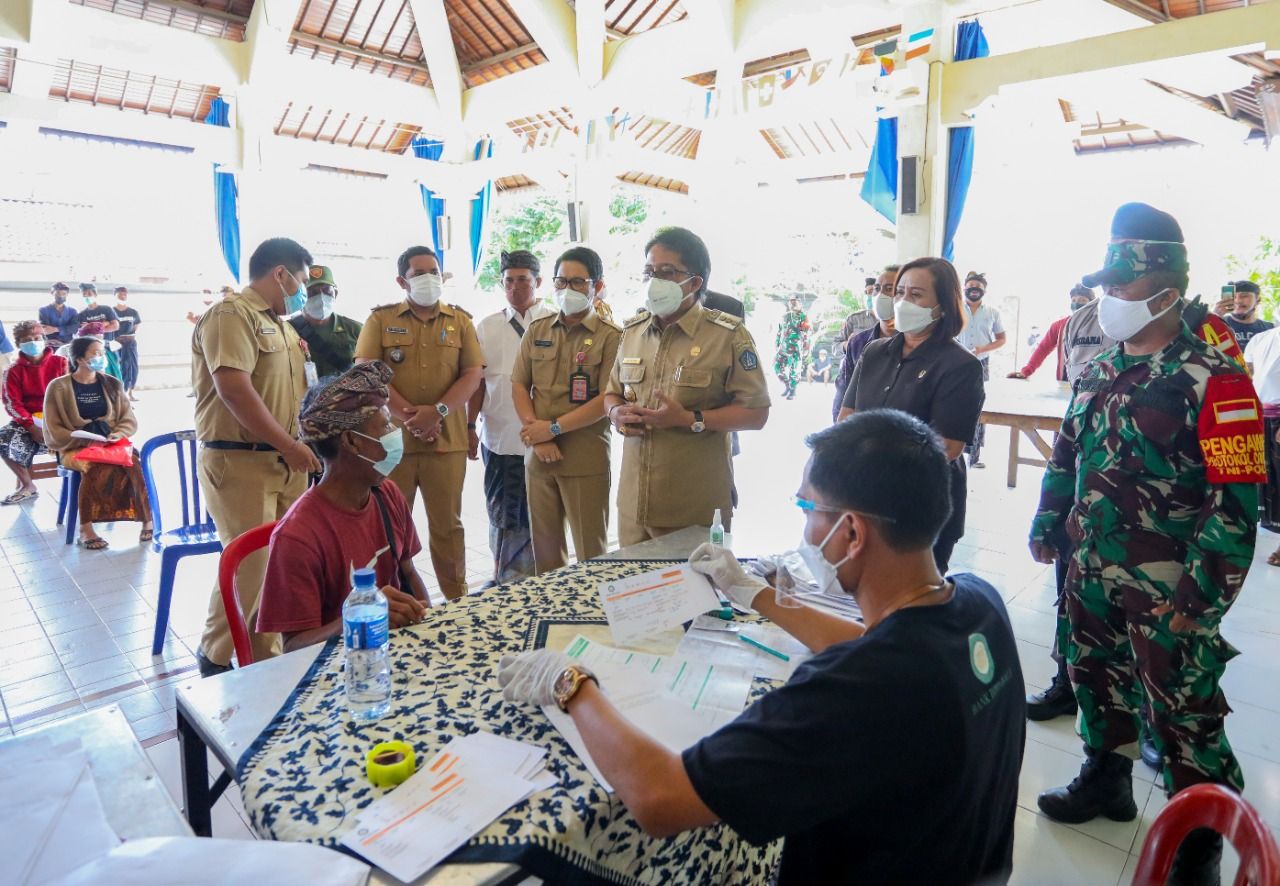 podiumnews.com-Giri Prasta Cek BLT Badung Diterima Masyarakat yang Berhak  